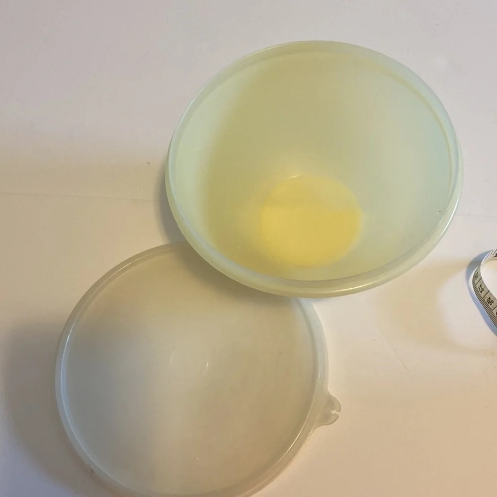 Tupperware scratches lid